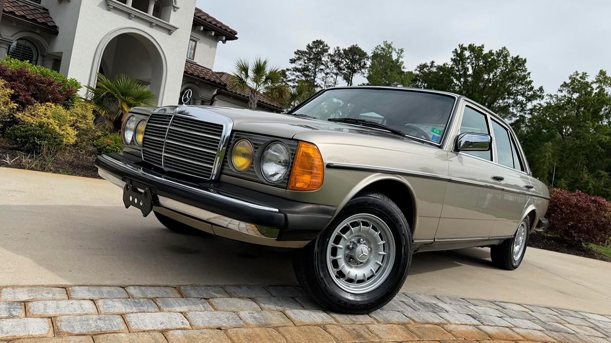 На торгах замечен Mercedes-Benz W123 почти без пробега
