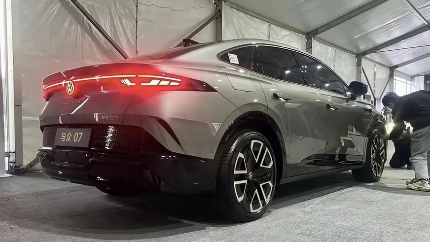 Появились живые фото нового батарейного Volkswagen для Китая