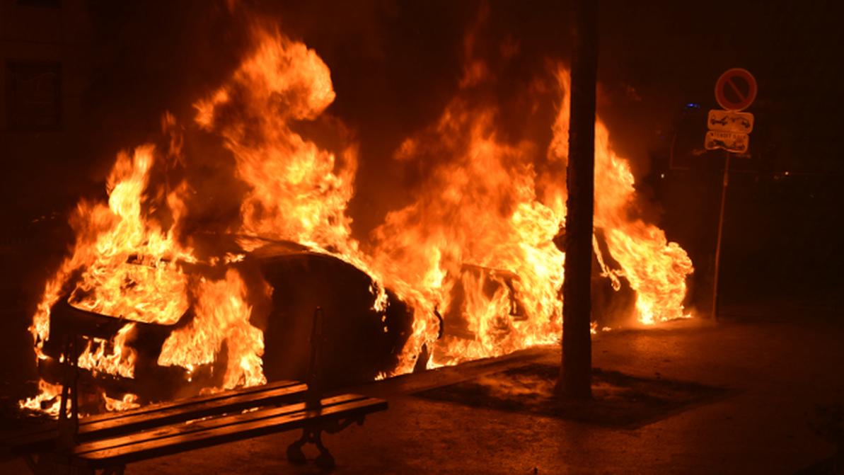 1491477300_cars.burning.paris.afp
