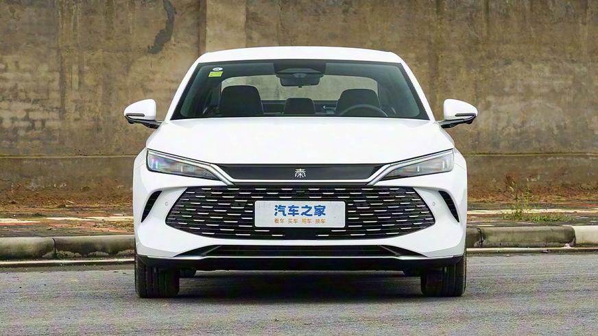 BYD улучшил гибридный седан Qin L. Известны цены