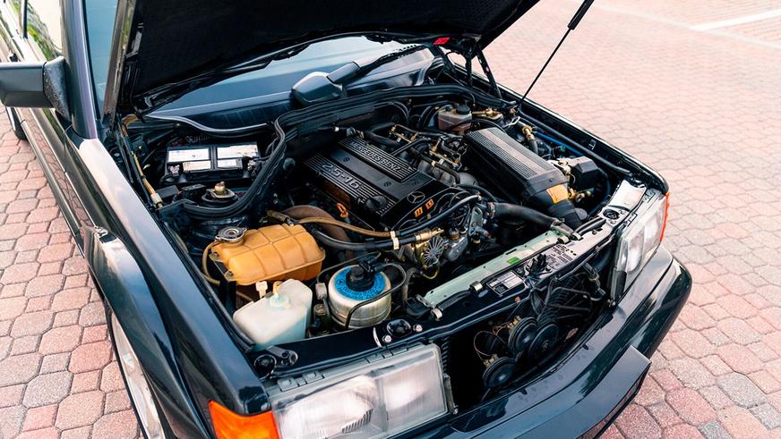 В продаже появился уникальный Mercedes-Benz 190E Evo II. Он новый