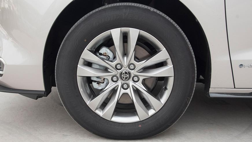 Минивэн Toyota Sienna в Китае получил полный привод и подешевел