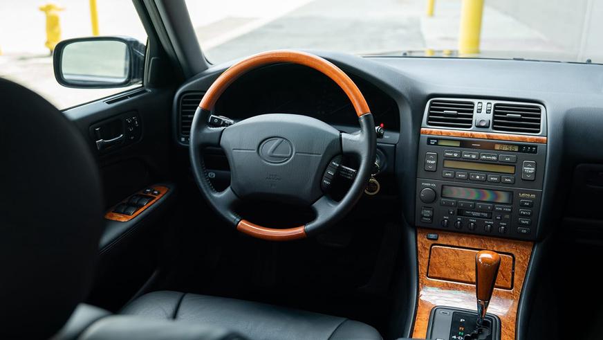 В США с молотка пустили 26-летний Lexus LS почти без пробега