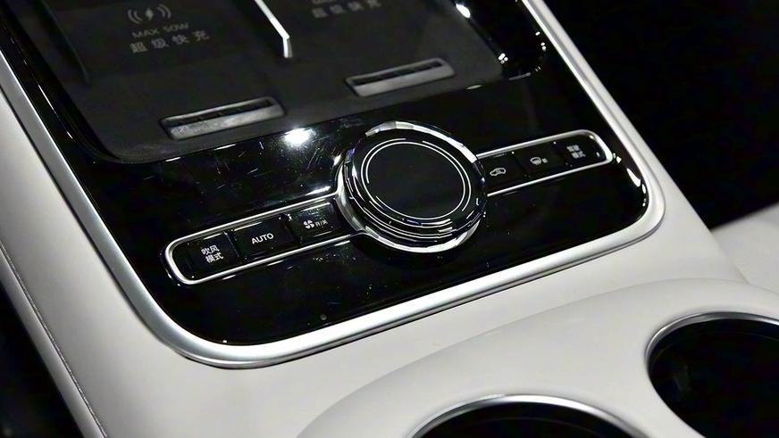 Geely открыла в КНР приём заказов на вэн V900