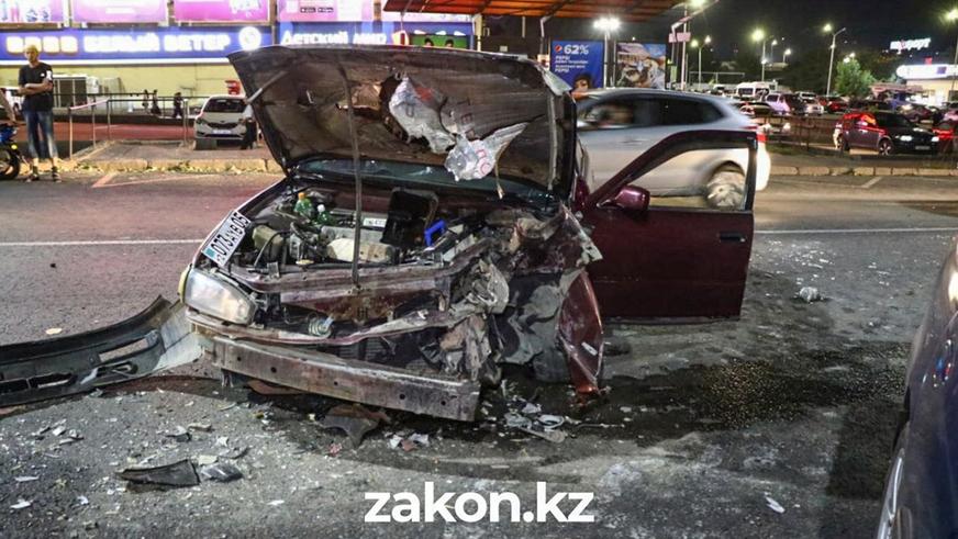 Пешеход спровоцировал массовое ДТП в Алматы