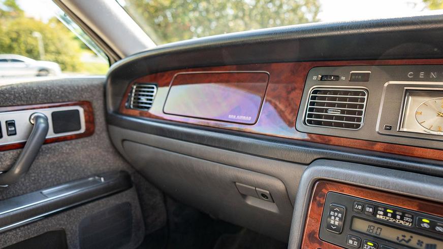 Toyota Century продали по цене бюджетной малолитражки