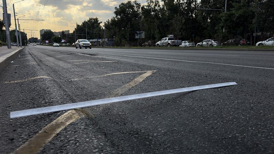 Полимерный асфальт на пр. Абая в Алматы просел в колею