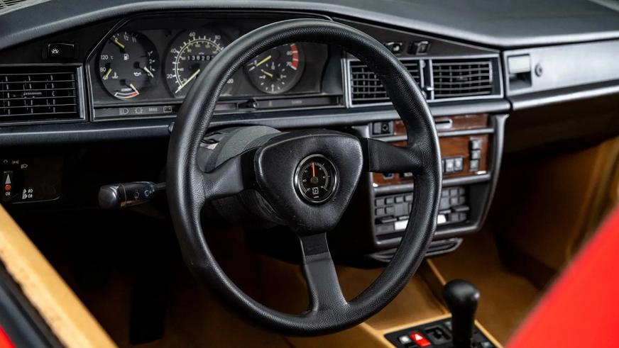 Уникальный Mercedes-Benz 190E пустили с молотка