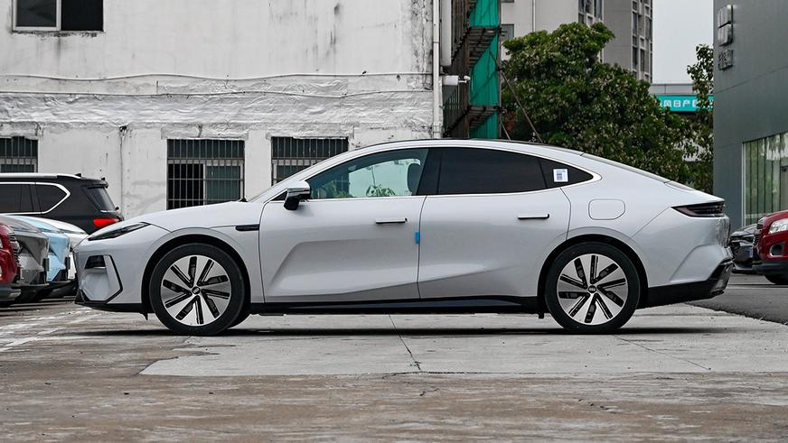 У Geely появился дальнобойный и быстрый электроседан