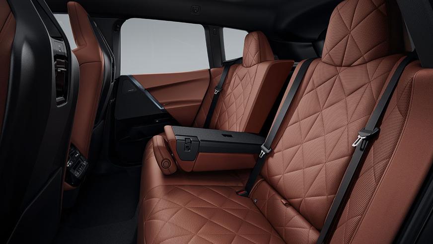 Электрический BMW iX стал дальнобойнее и быстрее