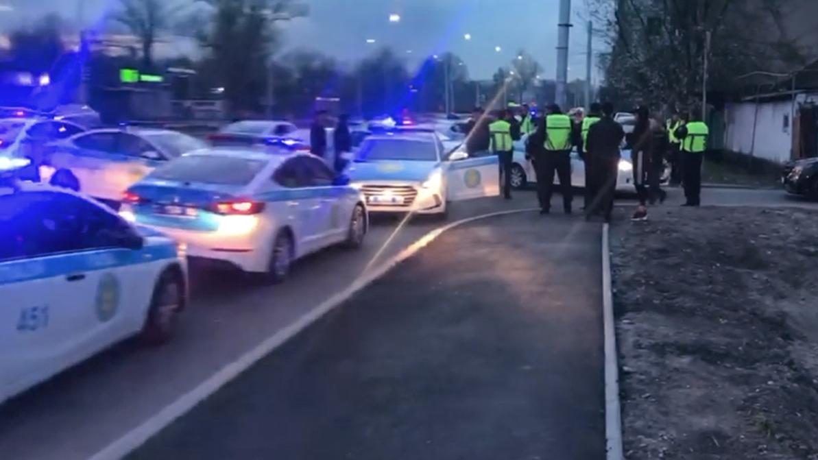 Более десятка полицейских авто участвовали в задержании одного Mercedes-Benz в Алматы