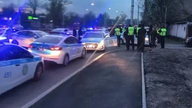 Более десятка полицейских авто участвовали в задержании одного Mercedes-Benz в Алматы