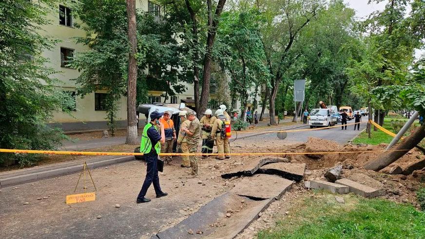 Взрыв газа разворотил бульвар Бухар Жырау в Алматы