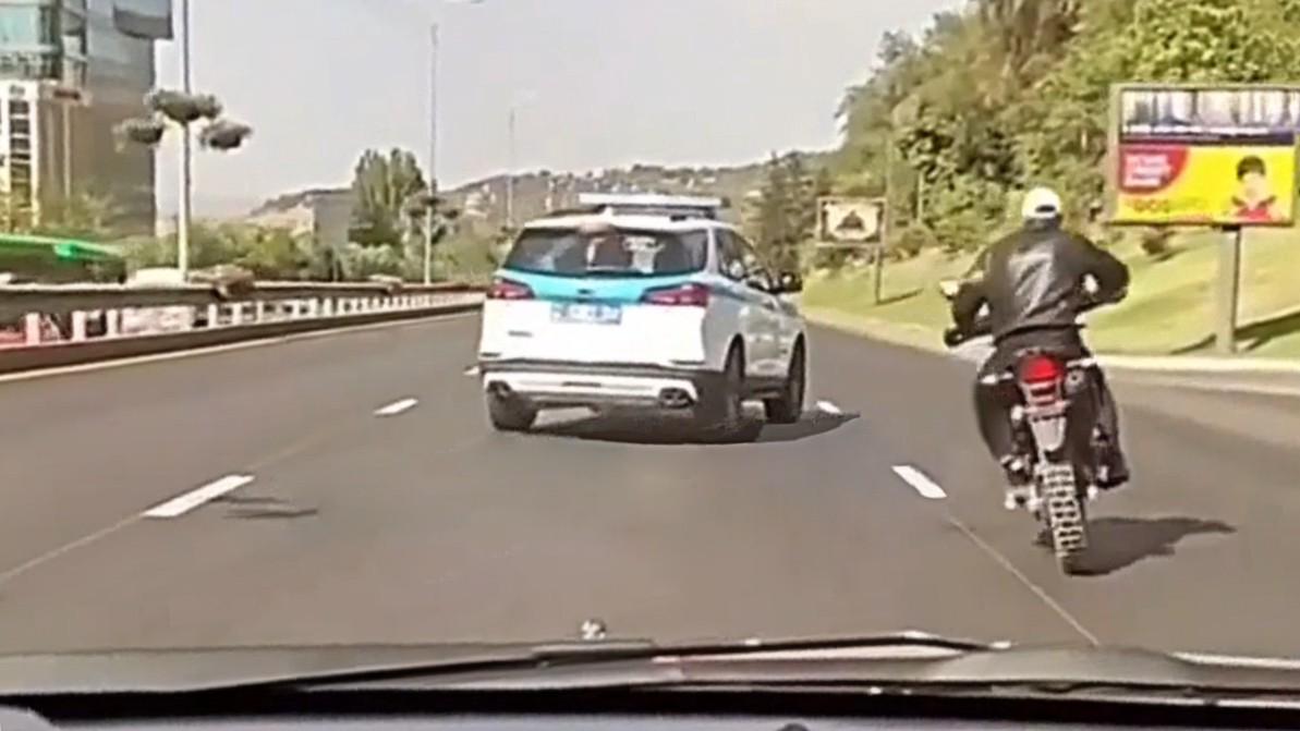Погоня за мотоциклом в Алматы попала на видео