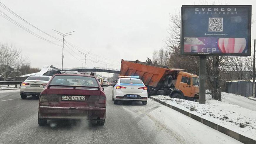 ВОАД превратили в каток. К авариям привела очистка улицы от снега