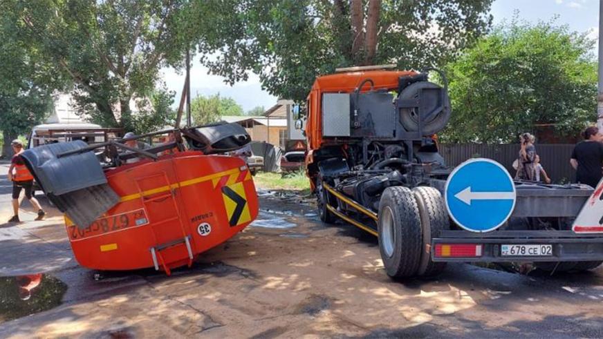 В ДТП поливалке оторвало цистерну