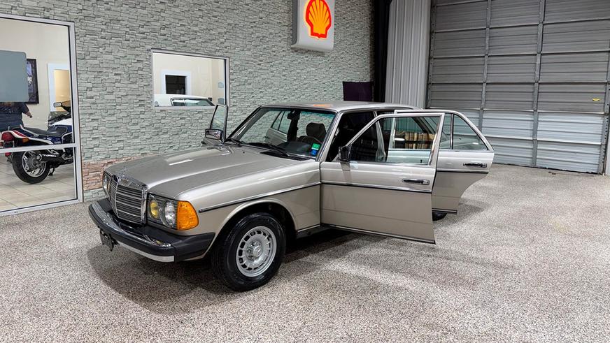 На торгах замечен Mercedes-Benz W123 почти без пробега