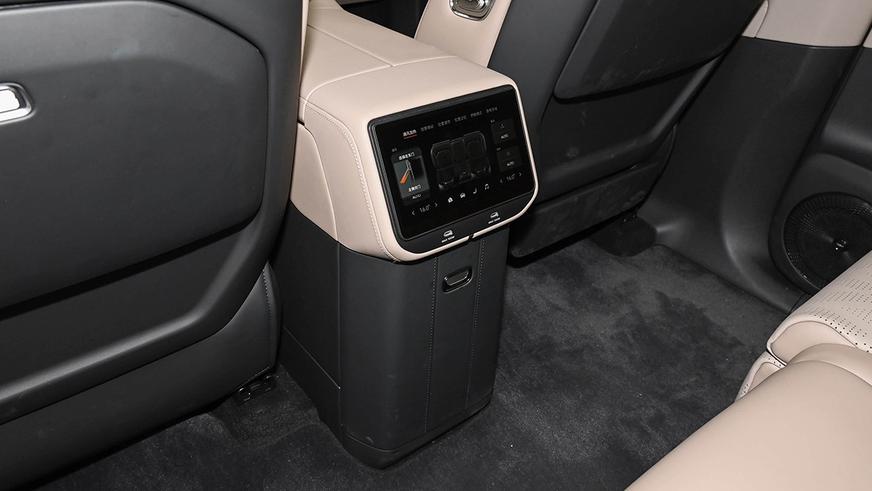 Zeekr показала интерьер гибрида 8X