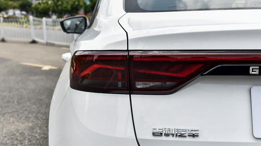 Geely снова обновит седан Emgrand: официальные фото