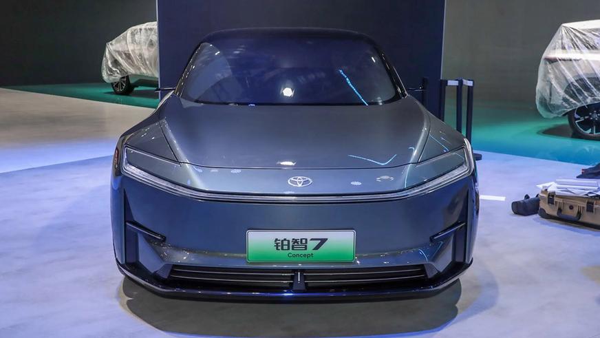 Toyota представила в Китае новый электроседан bZ7