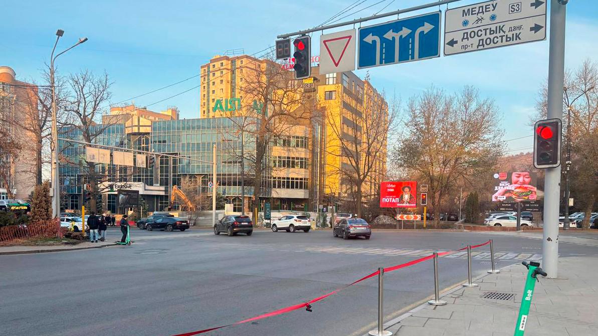 Алматыдағы Достық&nbsp;&mdash; Жолдасбеков қиылысында бағдаршам жаяу жүргіншілер үшін бөлек жанады