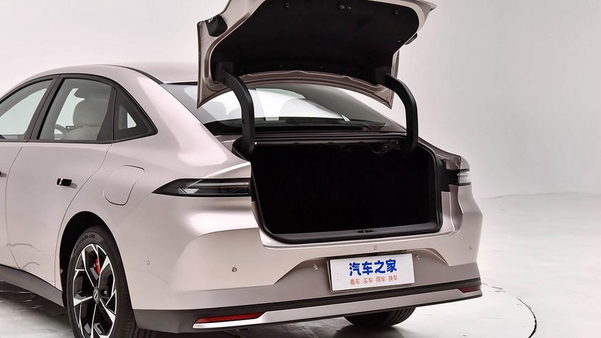 Новый гибридный седан Nissan&nbsp;N6 оказался в&nbsp;КНР неожиданно доступным