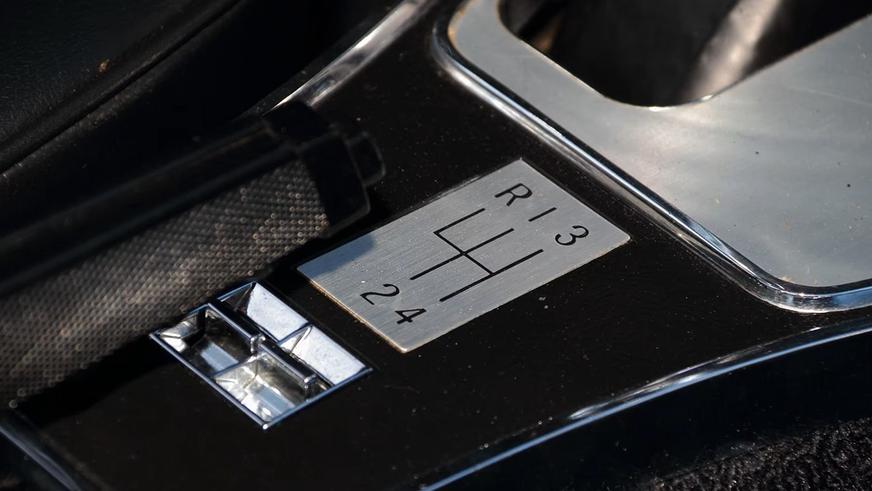 На торги выставят уникальный Corvette второго поколения