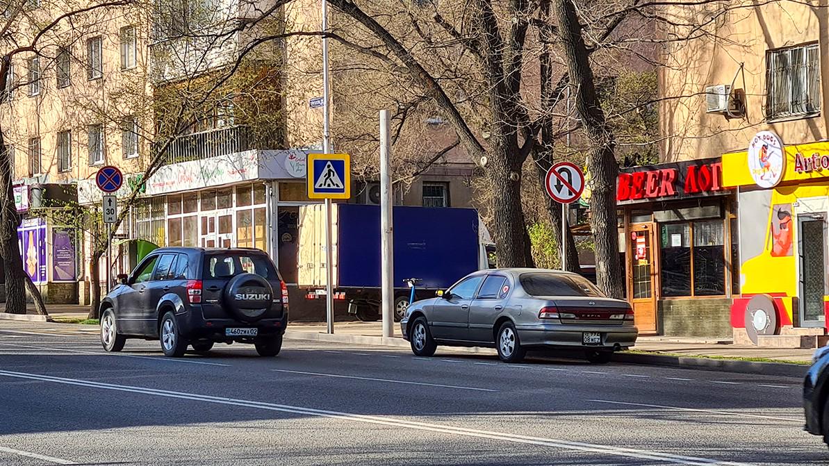 Водители игнорируют запрет разворота на Жарокова – Габдуллина в Алматы