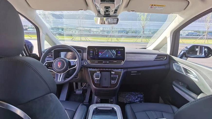 На дорогах замечен представительский минивэн Hongqi HQ9