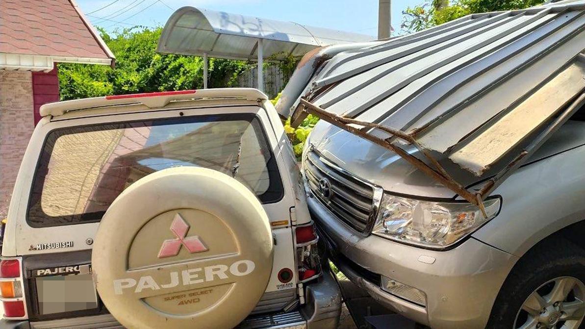 Фото дня: Toyota Land Cruiser протаранил ворота дома в Алматы