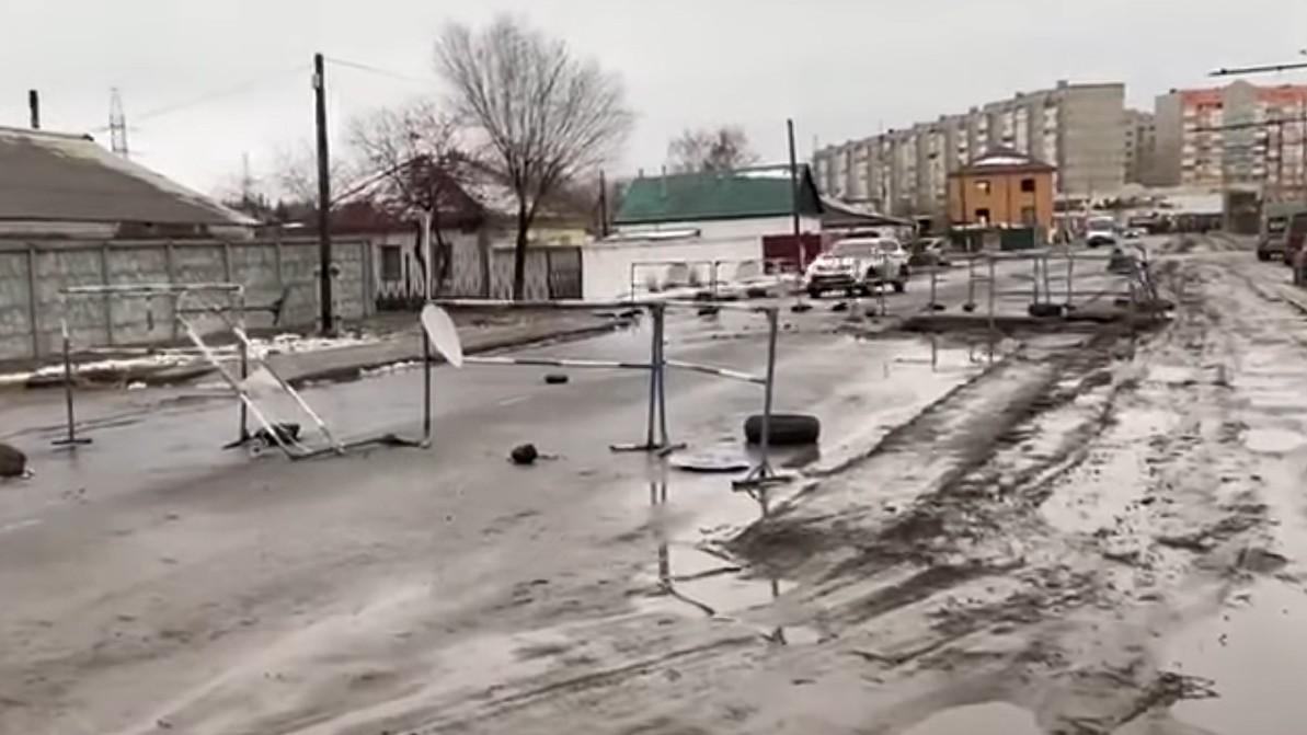 Павлодарда жолдағы шұңқырға екі көлік түсіп кетті