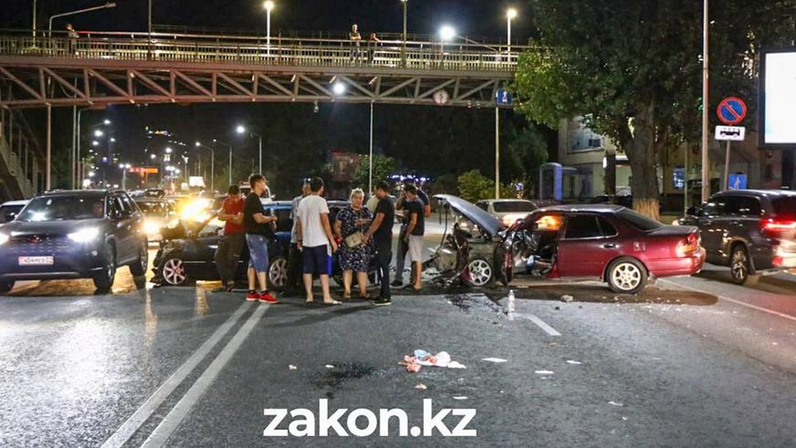 Пешеход спровоцировал массовое ДТП в Алматы