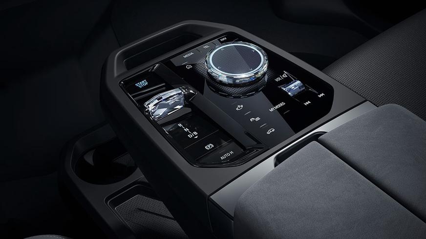Электрический BMW iX стал дальнобойнее и быстрее