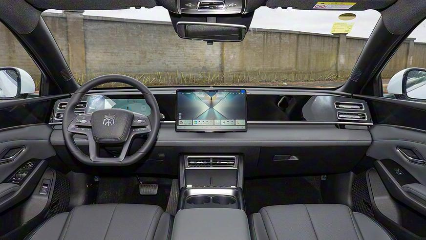 BYD улучшил гибридный седан Qin L. Известны цены