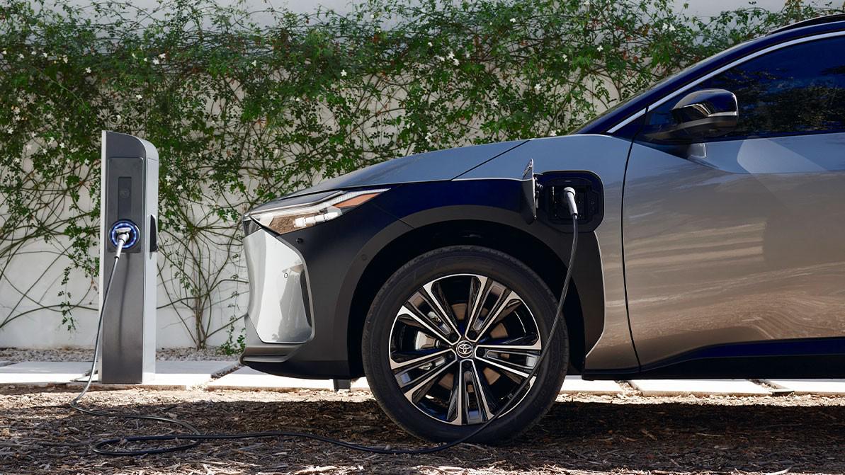 Toyota выпустит на треть меньше электромобилей