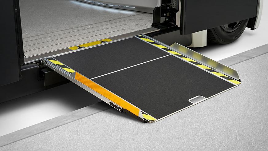 Одной из самых дорогих Toyota в Японии стала футуристичная маршрутка