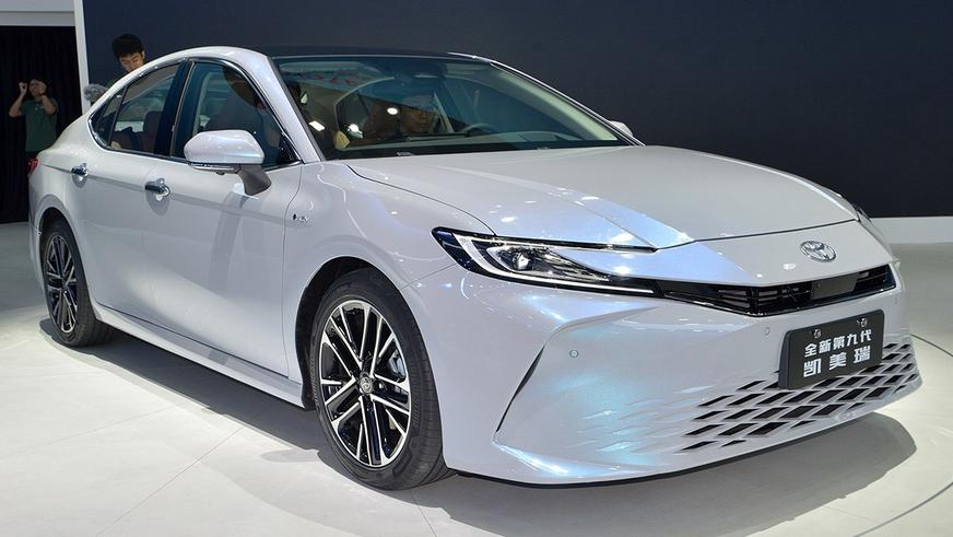 В Китае показали свою Toyota Camry с атмосферником и другим салоном