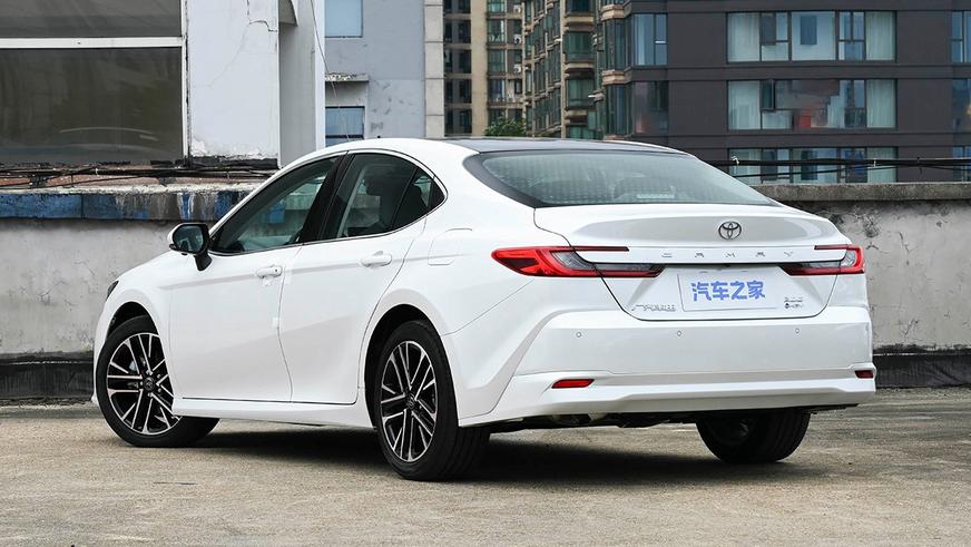 В Китае обновили Toyota Camry. Она стоит от 9 млн тенге
