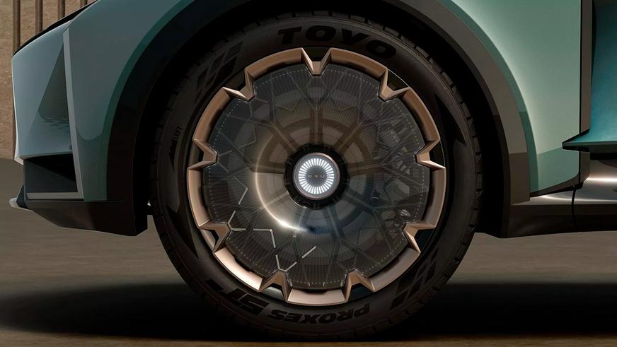 Lexus LS стал роскошным вэном с шестью колёсами