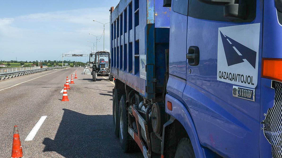 Все бетонные трассы в Казахстане решено закатать асфальтом