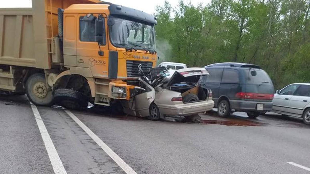 Toyota Camry влетела под самосвал. Водитель погиб