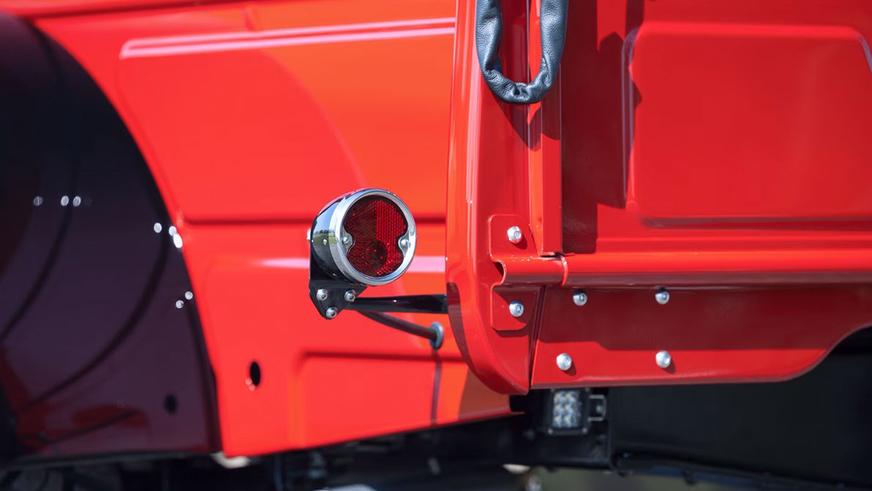 Старый грузовичок продают по цене суперкара