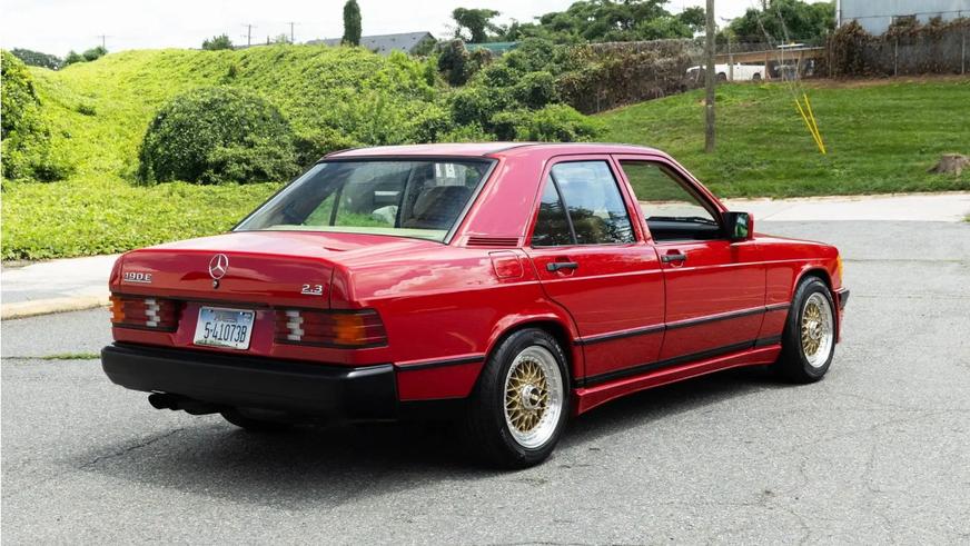 Уникальный Mercedes-Benz 190E пустили с молотка