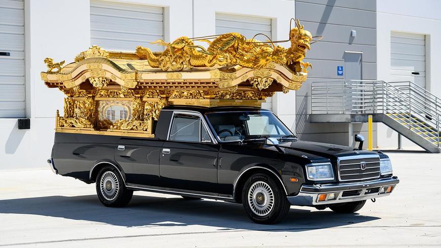 Необычный катафалк продали на торгах в США