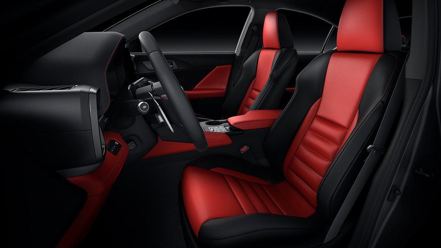 Lexus обновила седан IS