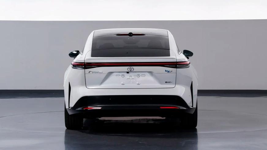 Toyota представила электрический седан для Китая