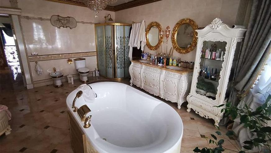 Позолоченный унитаз и другая роскошь в особняке главы полиции