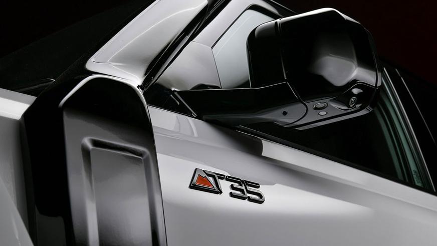 В Arctic Trucks слегка обновили Defender AT35