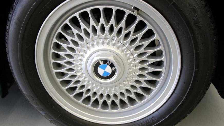 Новый BMW 320i (E36) нашли в автосалоне. Его оценили в 51 500 евро