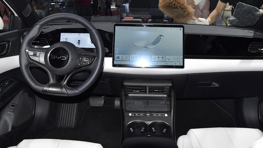 BYD запустила в КНР продажи недорогого электрокара Seal 06